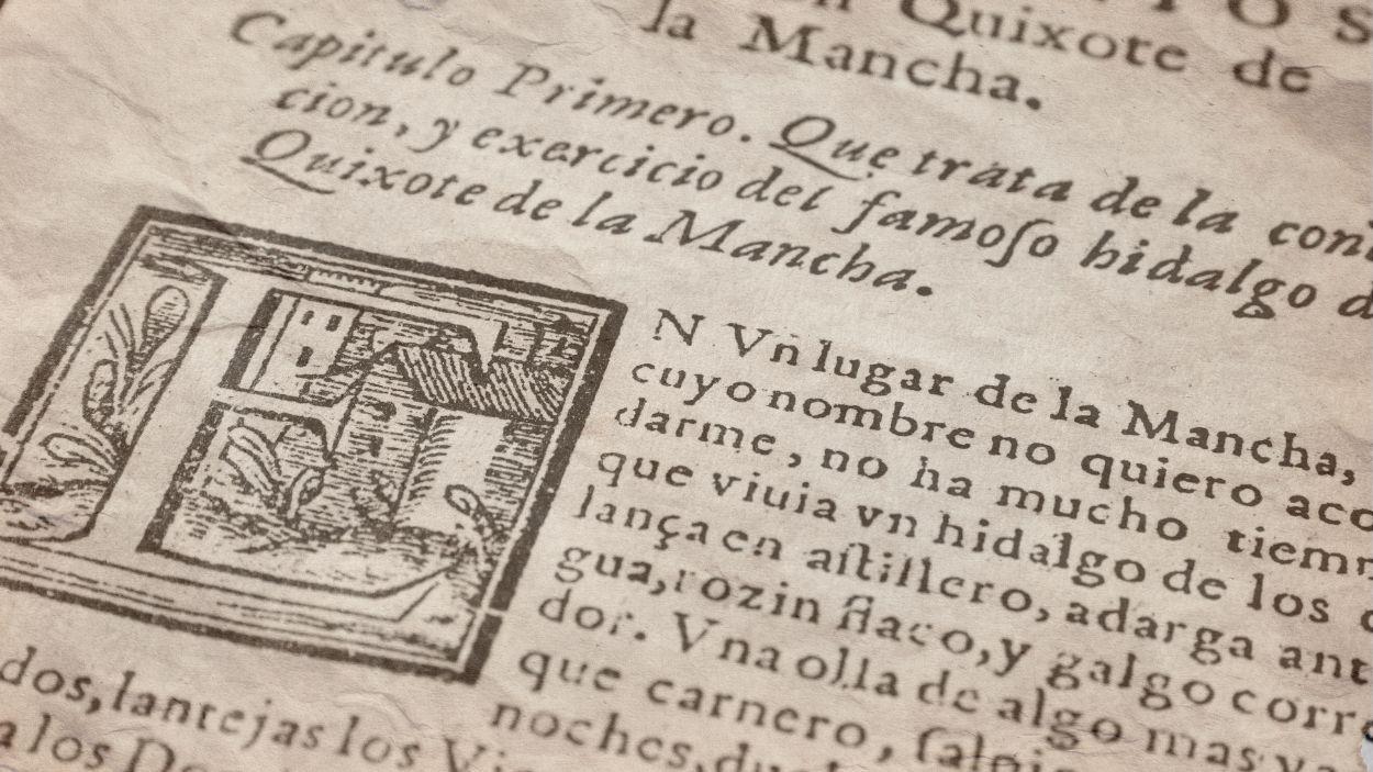 Imagen de la primera página del libro 'Don Quijote de La Mancha', de Miguel de Cervantes. Canva.