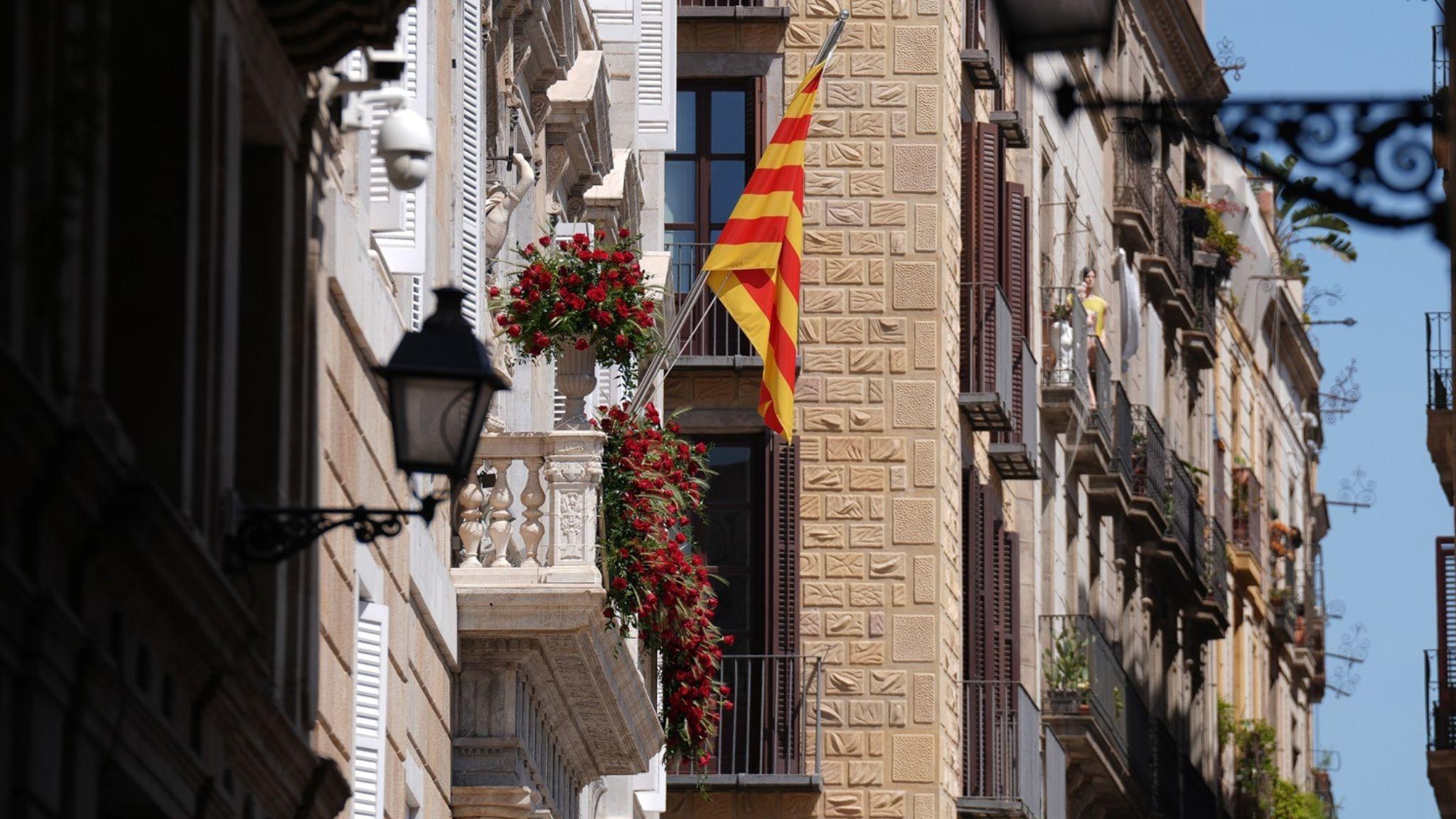 Balcón y fachada del Palau de la Generalitat adornada con flores de Sant Jordi