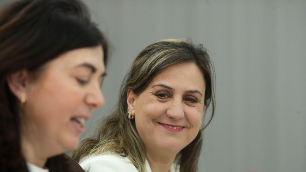 La concejala del PP y futura alcaldesa, Elena Candia (izquierda), y la sonriente concejala tránsfuga del PSOE, María Reigosa (derecha). EP.