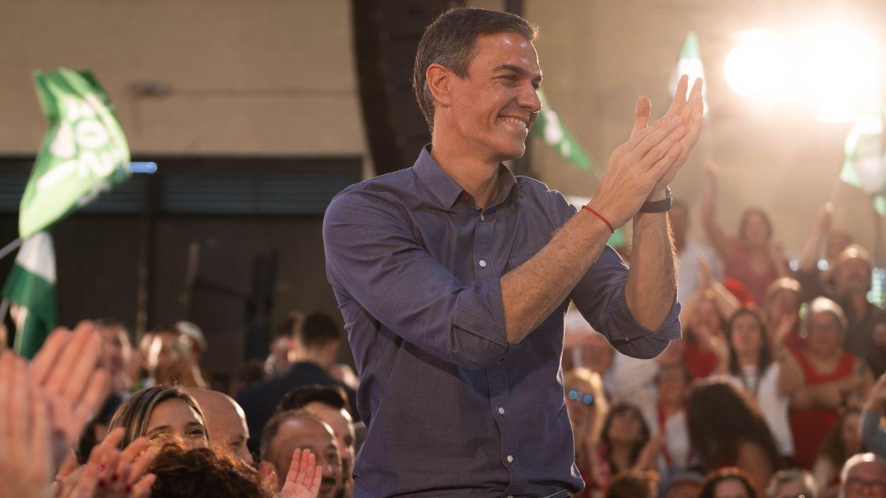 La secretaria general del PSOE-A y candidata a la Presidencia de la Junta de Andalucía, María Jesús Montero, y el secretario general del PSOE y presidente del Gobierno, Pedro Sánchez juntos en un acto de precampaña de cara a las próximas elecciones autonómicas del 17 de mayo. EP