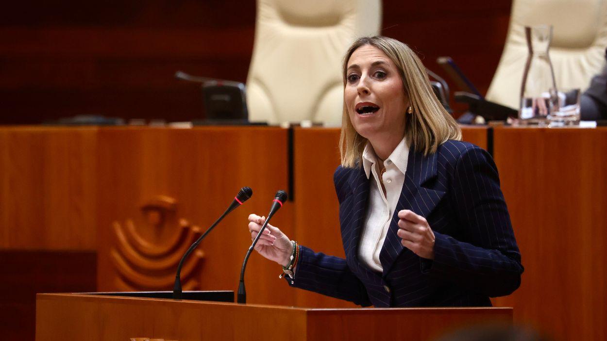 La presidenta de la Junta de Extremadura, María Guardiola, durante el debate de investidura. EP.