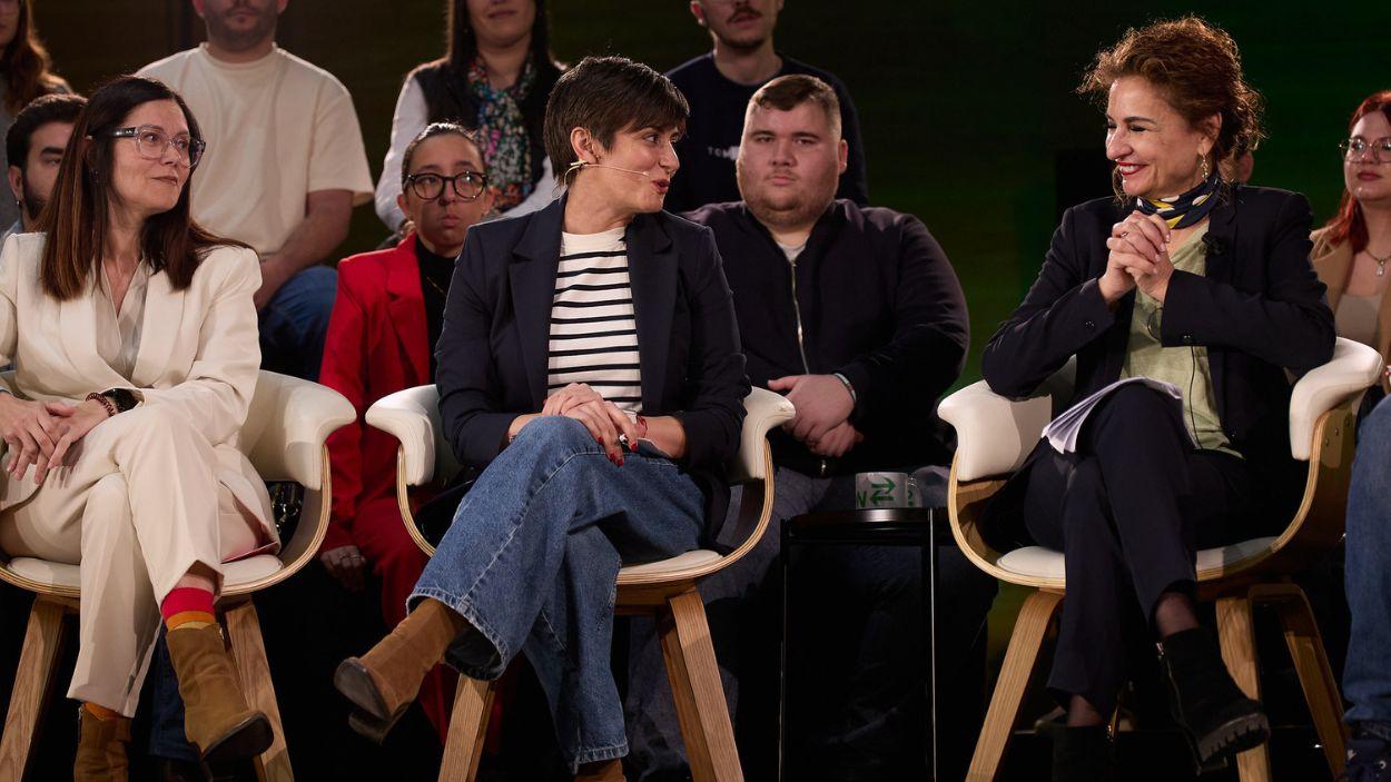 Ministra de Vivienda, Isabel Rodríguez, junto a la candidata socialista a la Junta, María Jesús Montero, en un acto público sobre vivienda / Salva Castizo