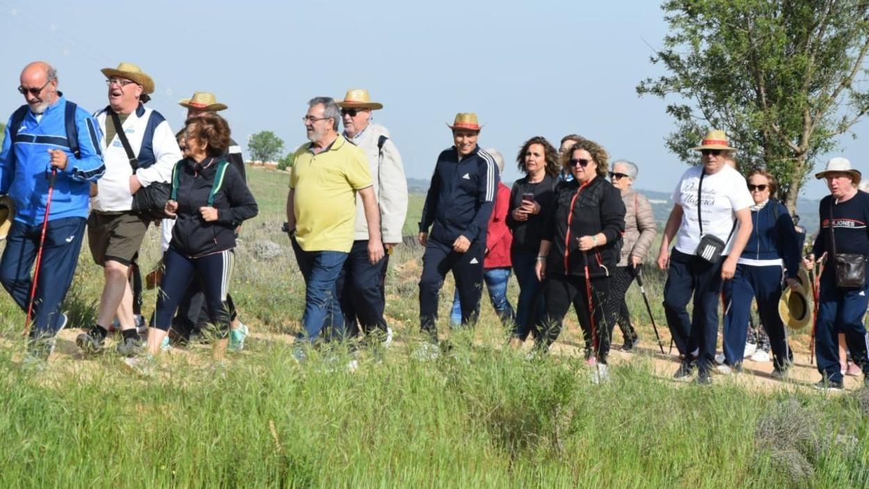 Personas mayores paseando. Diputación de Cuenca