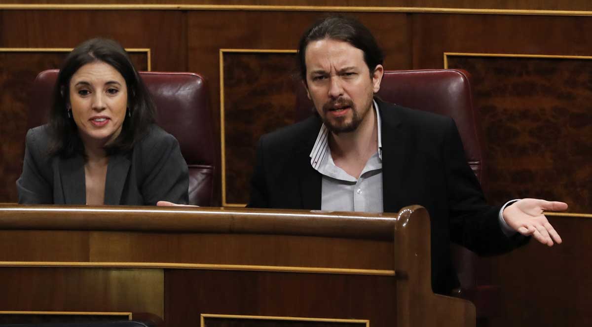 El secretario general de Podemos, Pablo Iglesias, junto a la portavoz del grupo Irene Montero, en el Congreso de los Diputados. 