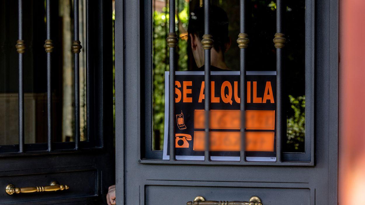 Un cartel que anuncia que se alquila una vivienda, a 16 de septiembre de 2025, en Madrid. EP.