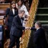 El presidente del Partido Popular, Alberto Núñez Feijóo, saluda al presidente de VOX, Santiago Abascal, a su salida de un pleno en el Congreso de los Diputados