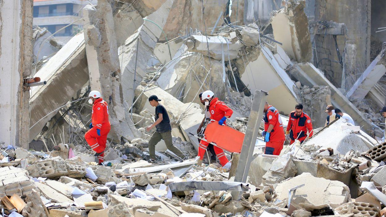 Servicios de rescate buscando supervivientes tras un ataque israelí en Beirut, en Líbano. EP.