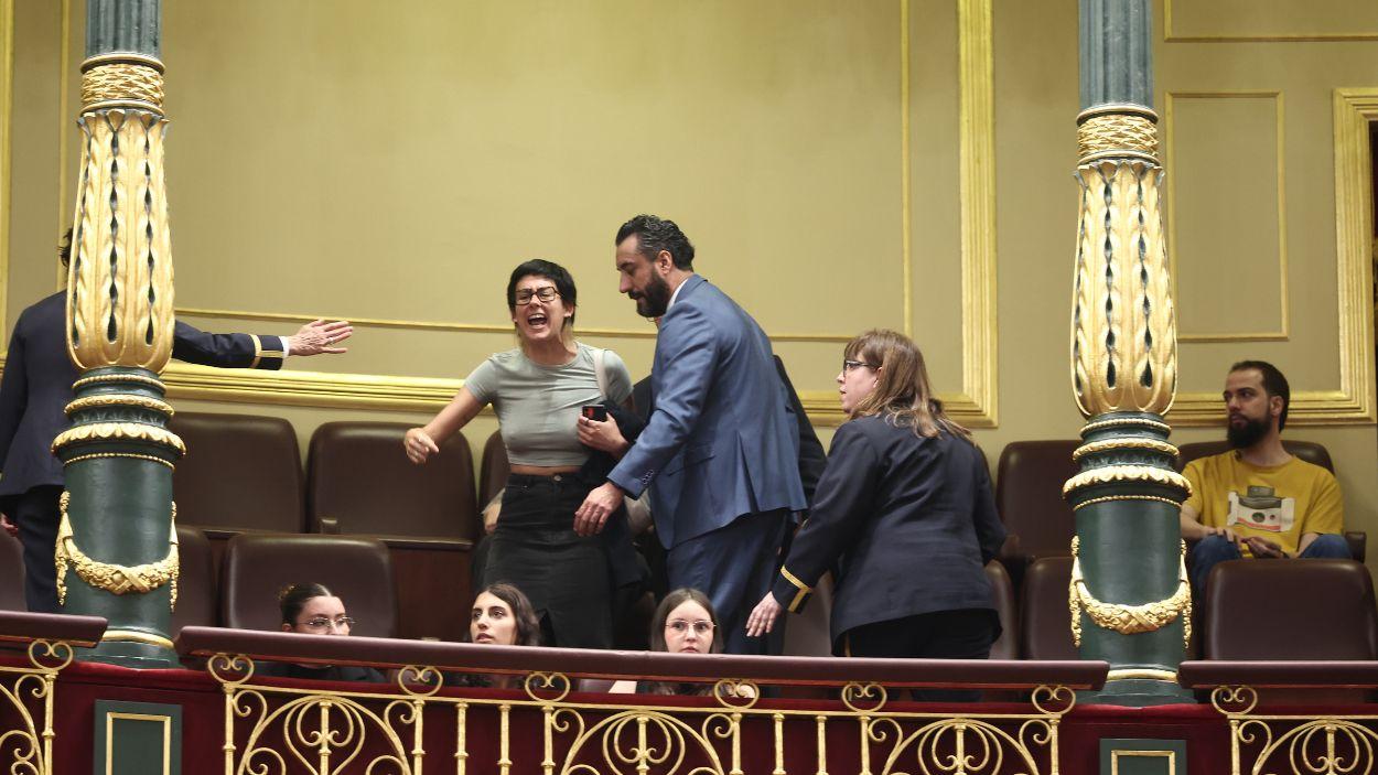 Una militante del Sindicato de Inquilinas protesta en e Congreso de los Diputados. EP.