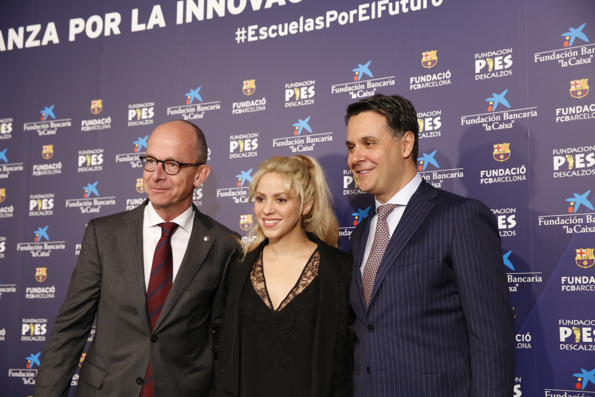 El vicepresidente del FC Barcelona, Jordi Cardoner; la artista y fundadora de la Fundación Pies Descalzos, Shakira Mebarak, y el director del Área Comercial y Educativa de la Fundación Bancaria “la Caixa”, Xavier Bertolín