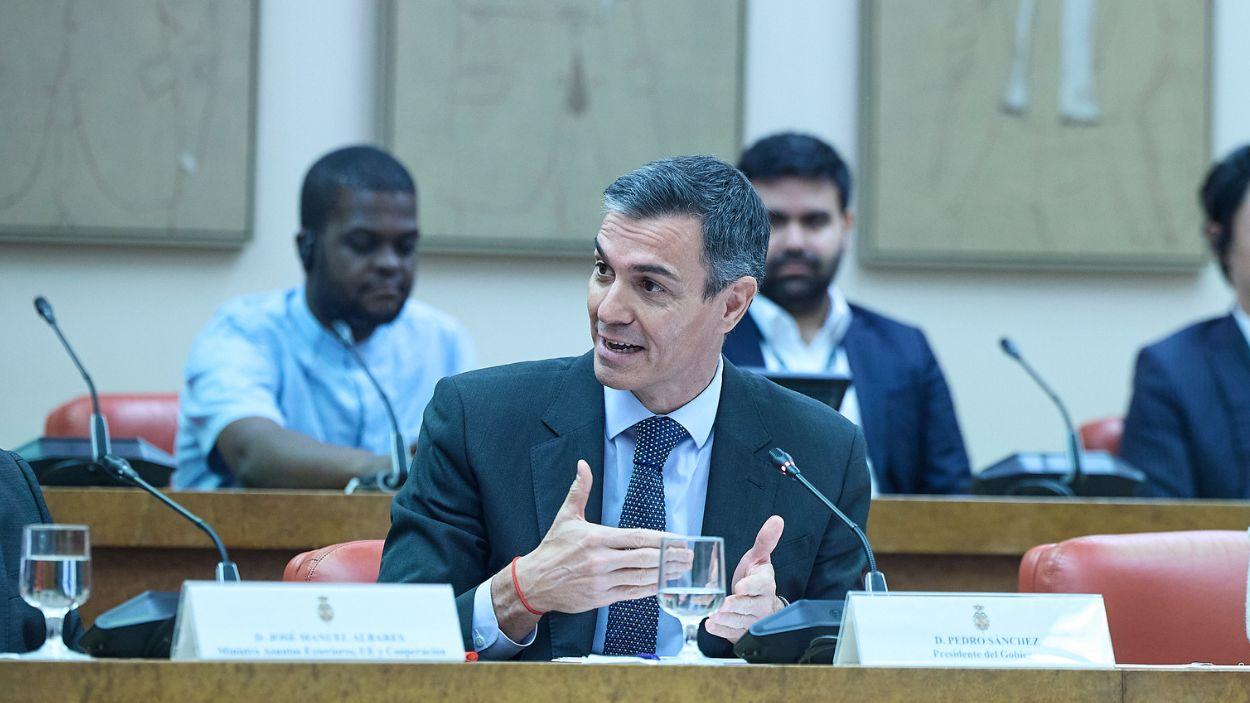 El presidente del Gobierno, Pedro Sánchez (i), acompañada de la presidenta del Congreso de los Diputados, Francina Armengol. EP