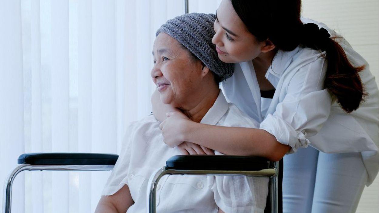 Una paciente es abrazada por una sanitaria  Foto de BeOne Medicines