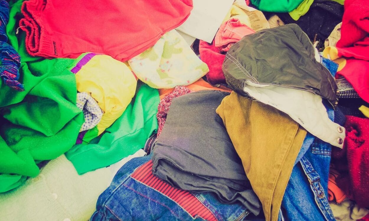 Ropa usada | Foto de 123RF/claudiodivizia