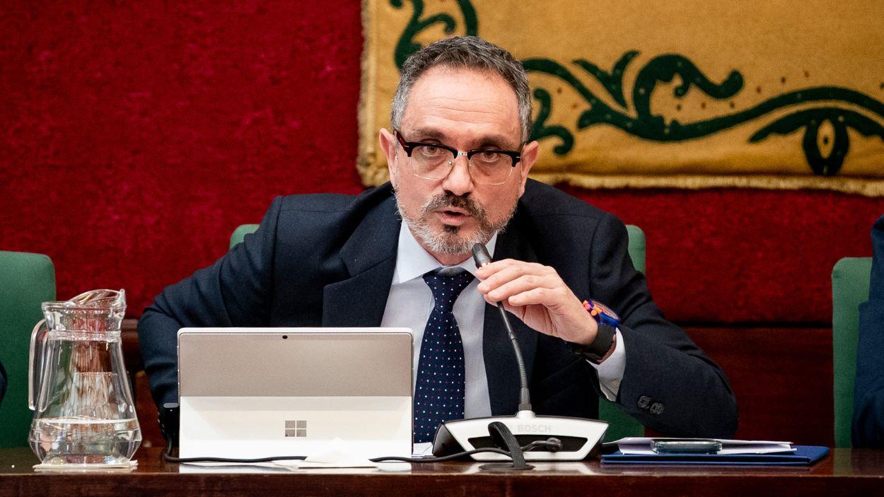 El alcalde de Móstoles, Manuel Bautista, durante un pleno extraordinario en el Ayuntamiento de Móstoles