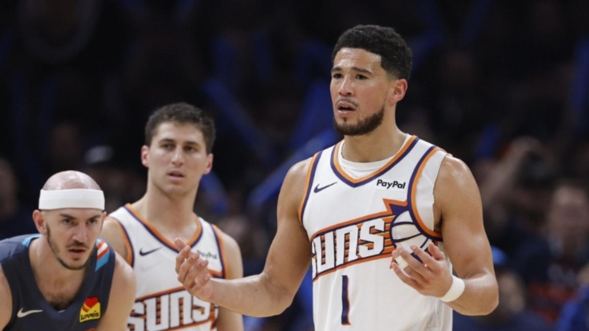 Devin Booker quejándose de una decisión arbitral| NBA
