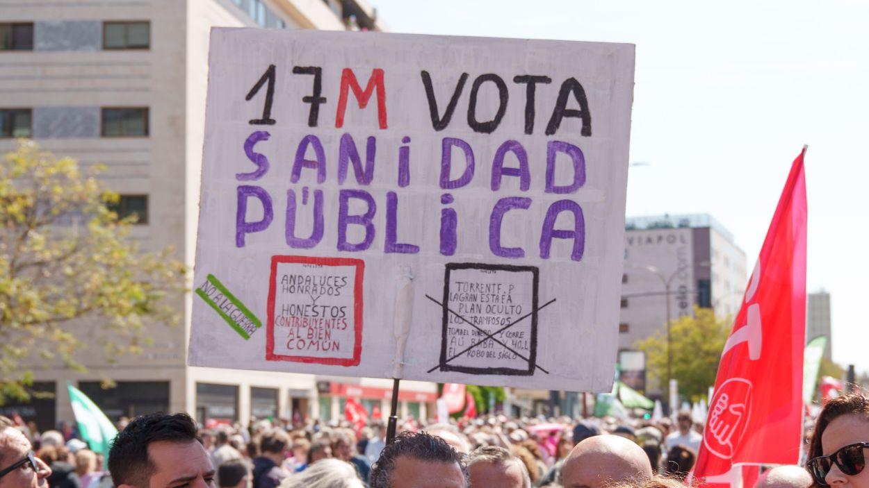Una manifestación de la Marea Blanca en Andalucía en abril de 2026, antes de las elecciones autonómicas. EP.