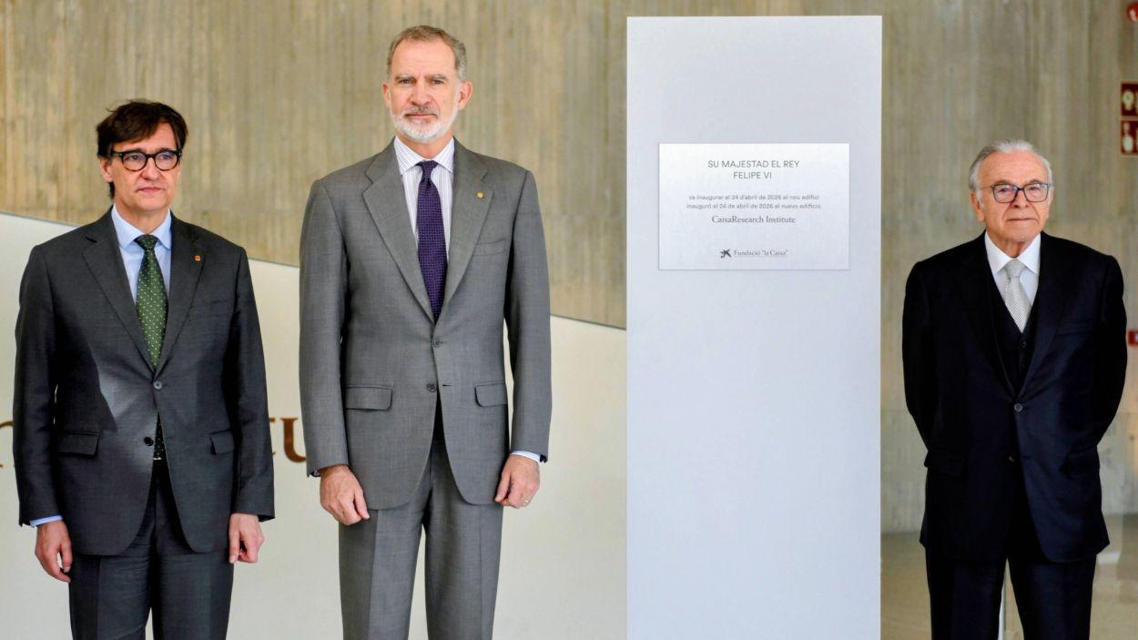El rey Felipe VI; el presidente de la Generalitat de Cataluña, Salvador Illa, y el presidente de la Fundación "la Caixa", Isidre Fainé. Alberto Paredes / EP