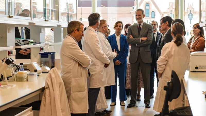 El rey Felipe VI en su visita al CaixaResearch Institute. Alberto Paredes / EP