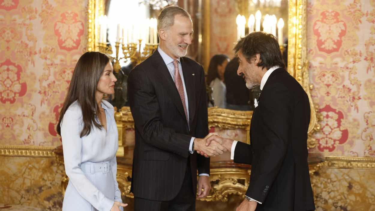 Don Felipe y Doña Letizia recibieron a Juan del Val en el Palacio Real para el almuerzo del Premio Cervantes 2025