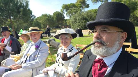 Más de 200 personas vestidas de época se reúnen en la Colonia Güell para inaugurar las ferias modernistas en la provincia de Barcelona
