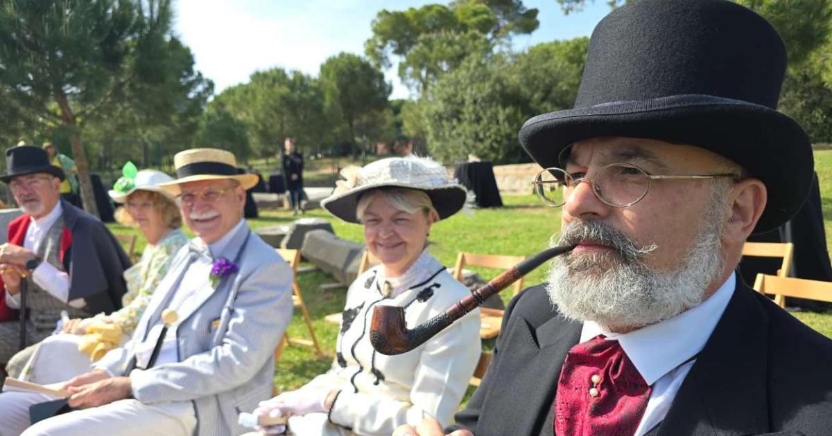 Más de 200 personas vestidas de época se reúnen en la Colonia Güell para inaugurar las ferias modernistas en la provincia de Barcelona