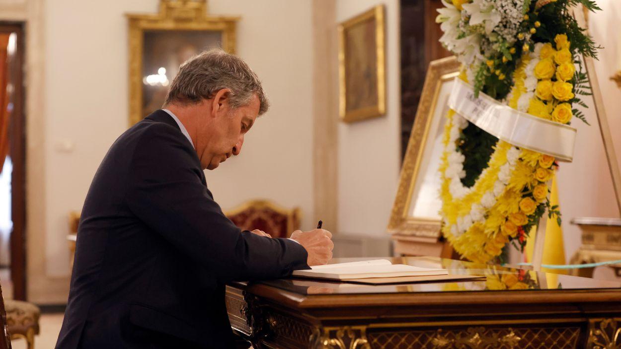 El presidente del Partido Popular firma el libro de condolencias del Papa Francisco. Europa Press  Archivo. 
