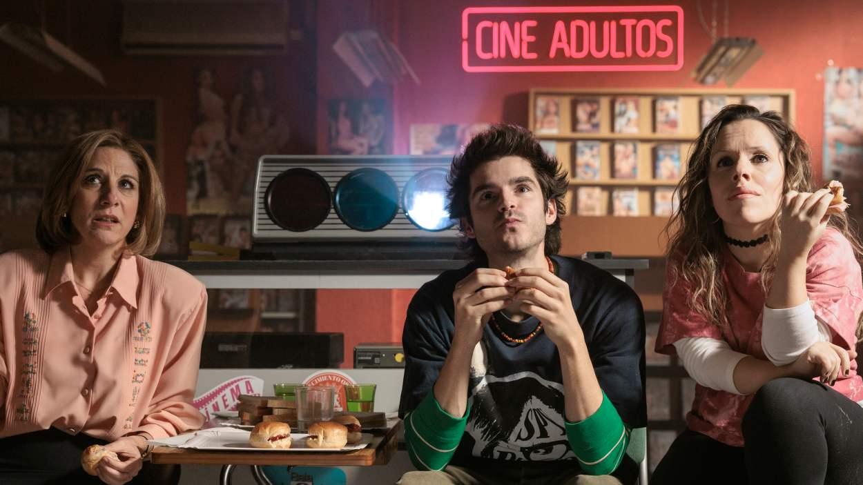 Malena Alterio, Álvaro Mel y Celia Morán en una escena de 'Cochinas' (PRIME VIDEO)