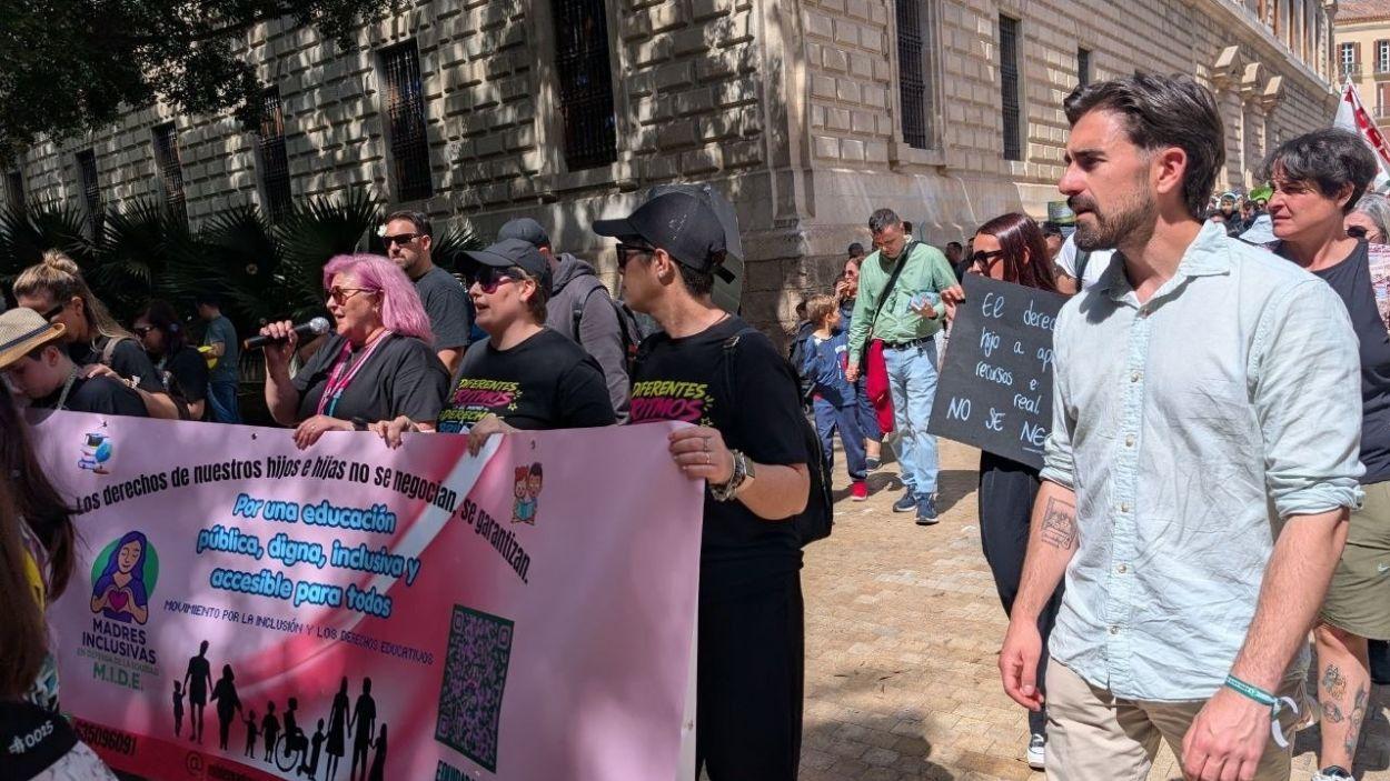 El candidato de Adelante Andalucía por Málaga, Luis Rodrigo, durante la manifestación en defensa de las familias con Necesidades Específicas de Apoyo Educativo (NEAE) / Adelante Andalucía