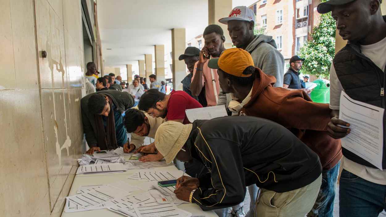 Varias personas hacen cola para la tramitación de su regularización administrativa en Albacete. EP.
