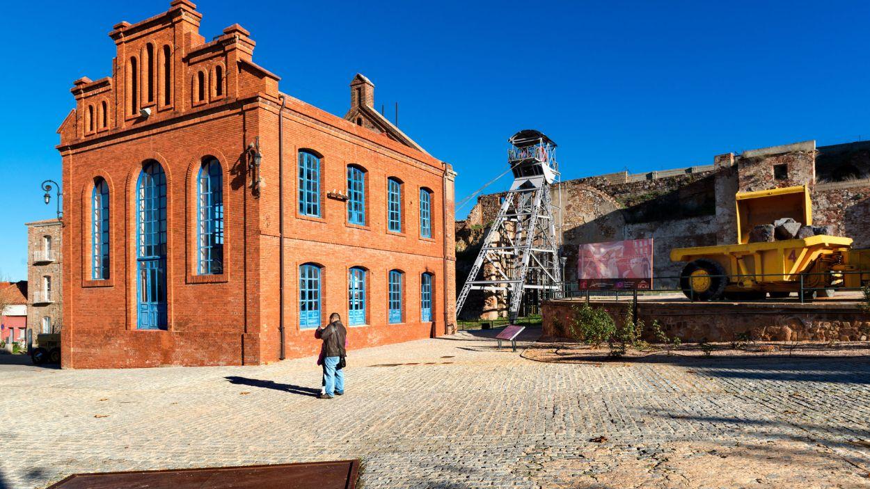 Edificio de máquinas y castillete de San Aquilino del parque minero.