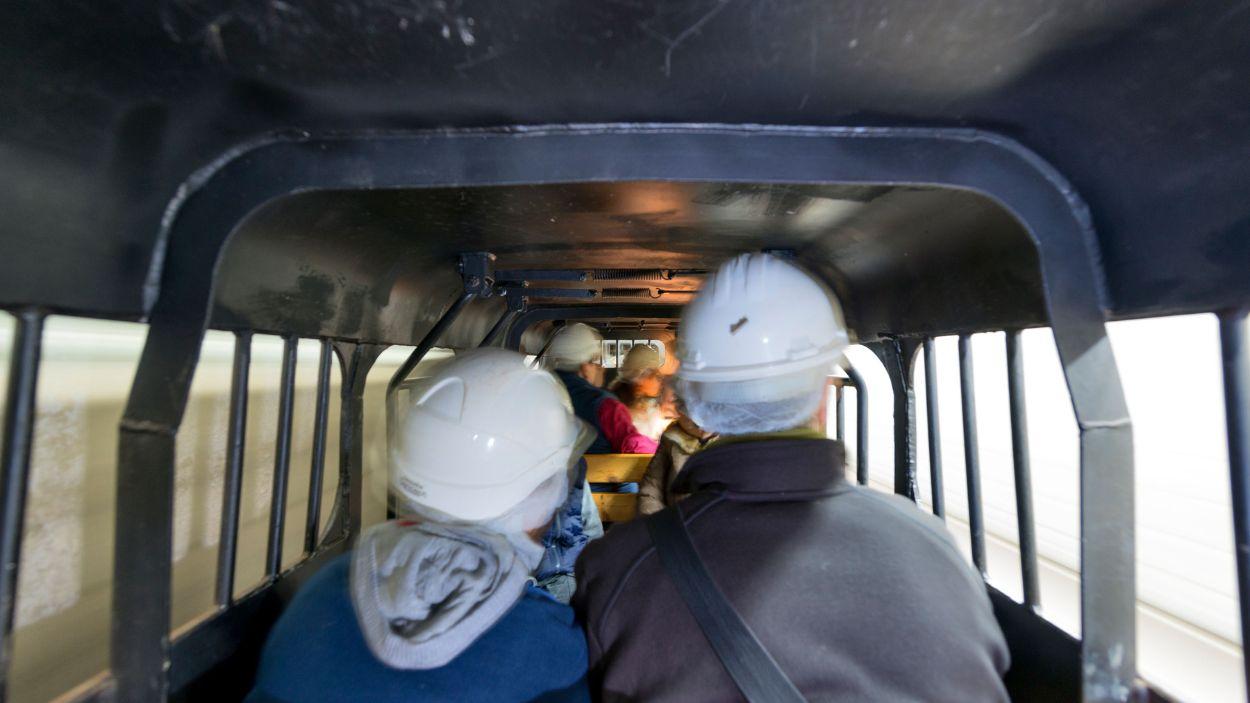 Descenso en vagoneta a las galerías de la mina.