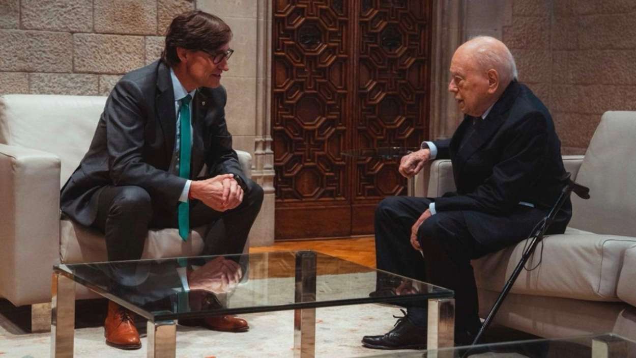 El presidente de la Generalitat, Salvador Illa, y el expresidente de la Generalitat, Jordi Pujol, en una reunión en el Palau de la Generalitat.  GOVERN
