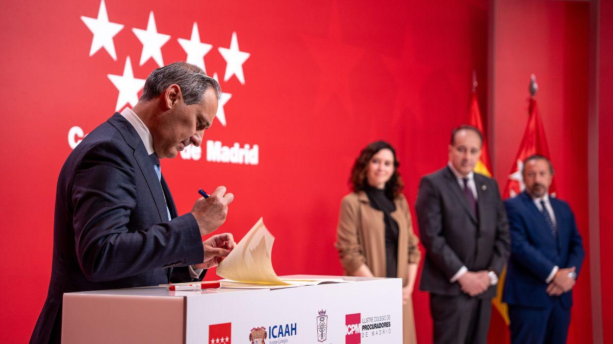 El decano del Ilustre Colegio de la Abogacía de Madrid, Eugenio Ribón, durante el acto de firma entre la Comunidad de Madrid y los decanos de los colegios de abogados y procuradores en mayo de 2025. EP.