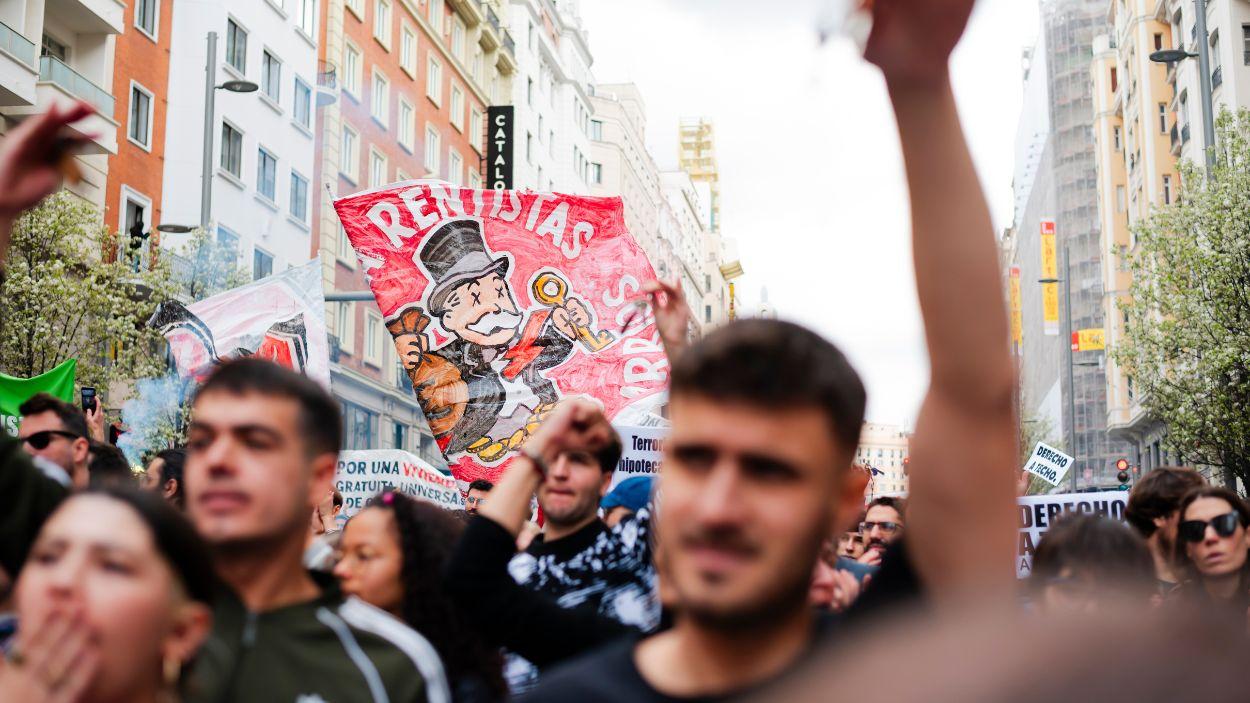 Varias personas durante una manifestación por la vivienda. EP.