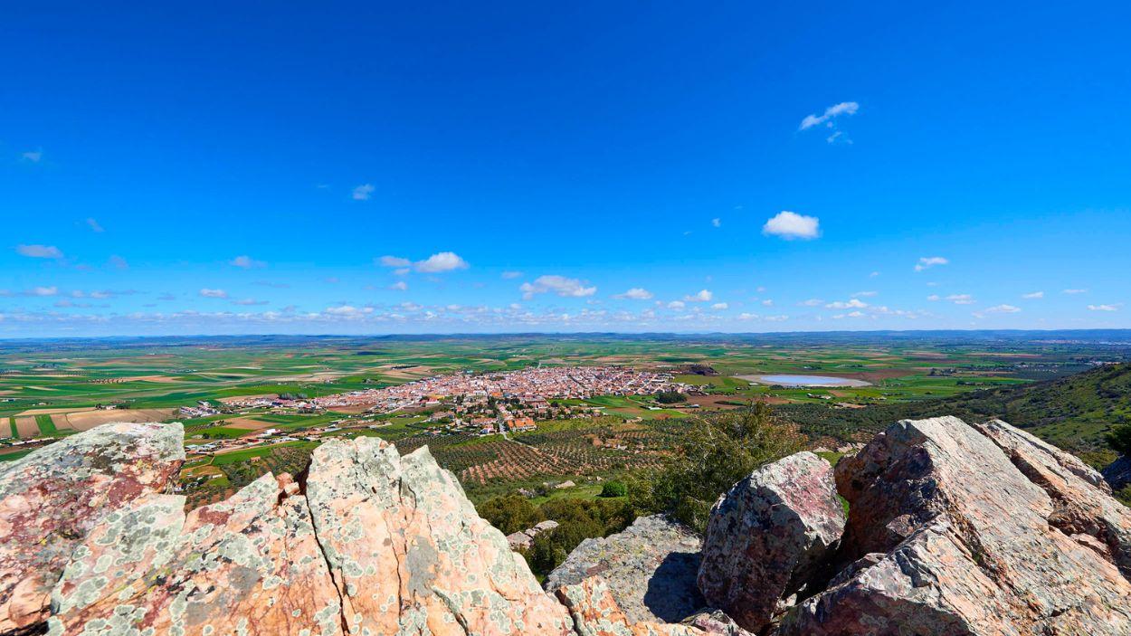 Vista panorámica de Almodóvar del Campo desde lo alto del cerro.