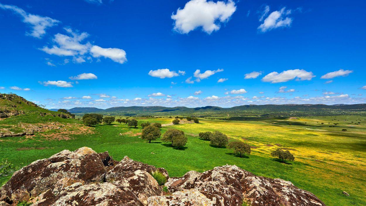 Panorámica de campos y sierras en uno de los grandes paisajes manchegos.