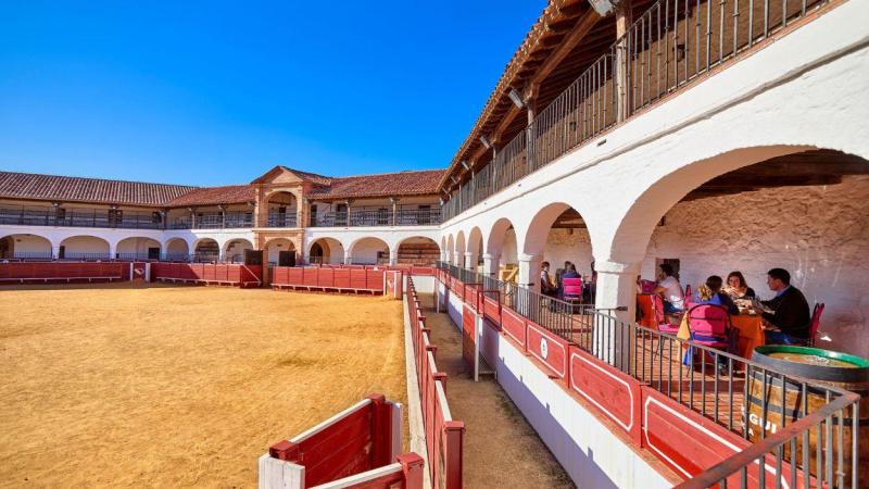 El coso taurino forma parte del conjunto histórico y minero de la localidad.