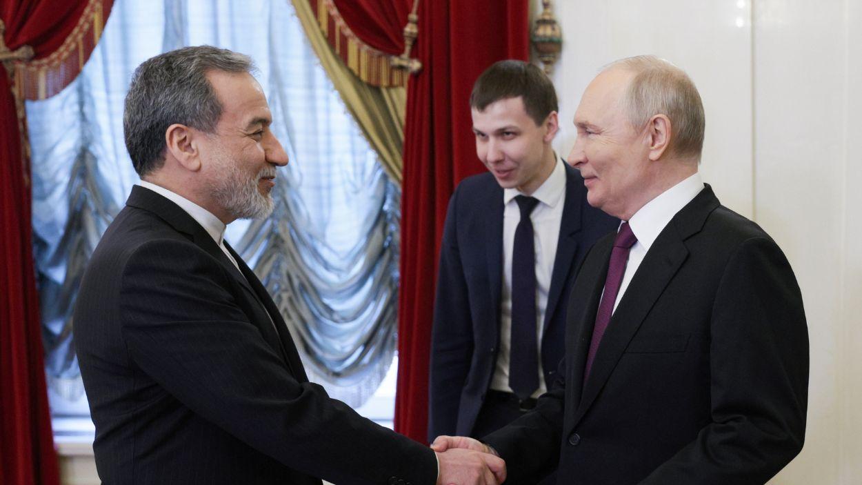 El ministro de Exteriores iraní, Abbas Araghchi, junto al presidente ruso, Vladimir Putin, en una reunión desde San Petersburgo. EP.