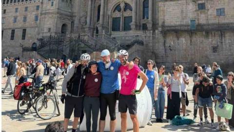 Alejandro Porto culmina el Camino de Santiago tras recorrer 650 kilómetros en bicicleta para impulsar la investigación en tumores cerebrales