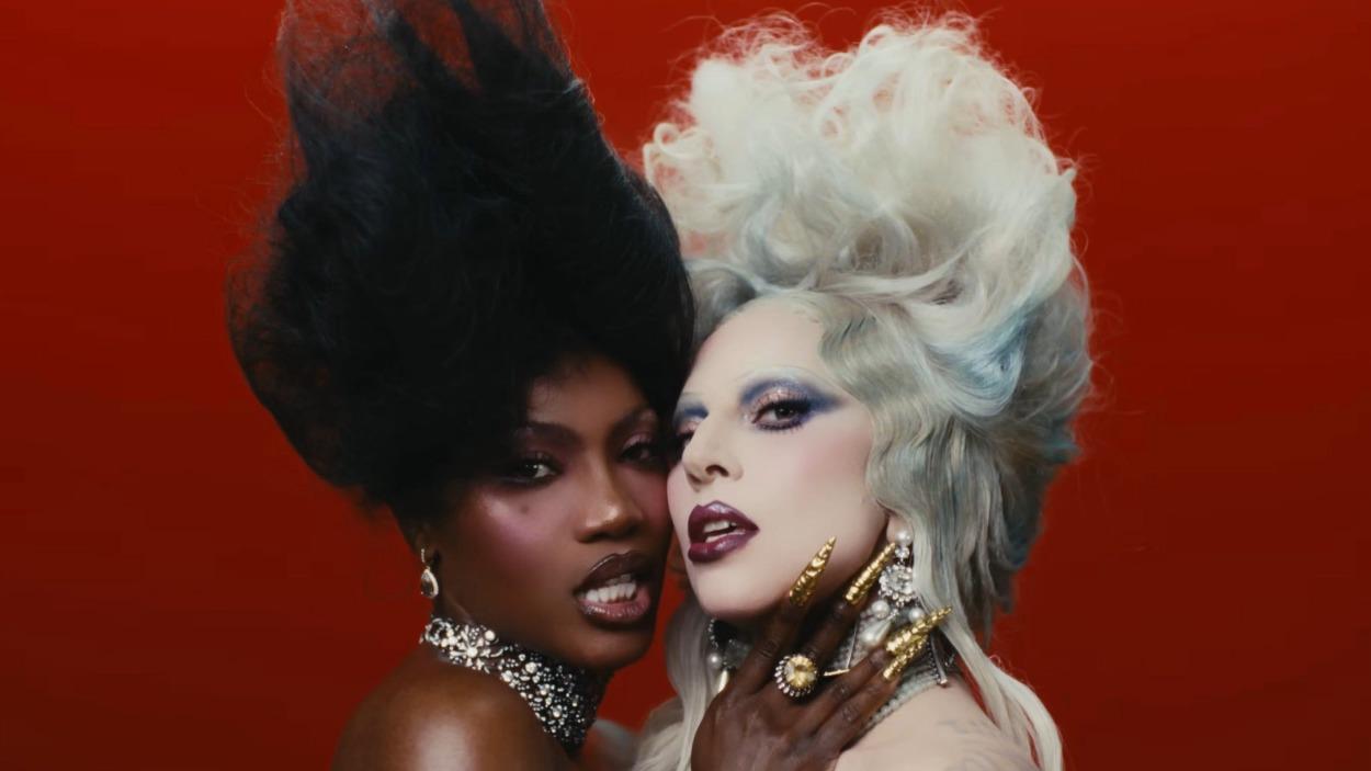 Lady Gaga y Doechii en el videoclip de 'Runway'