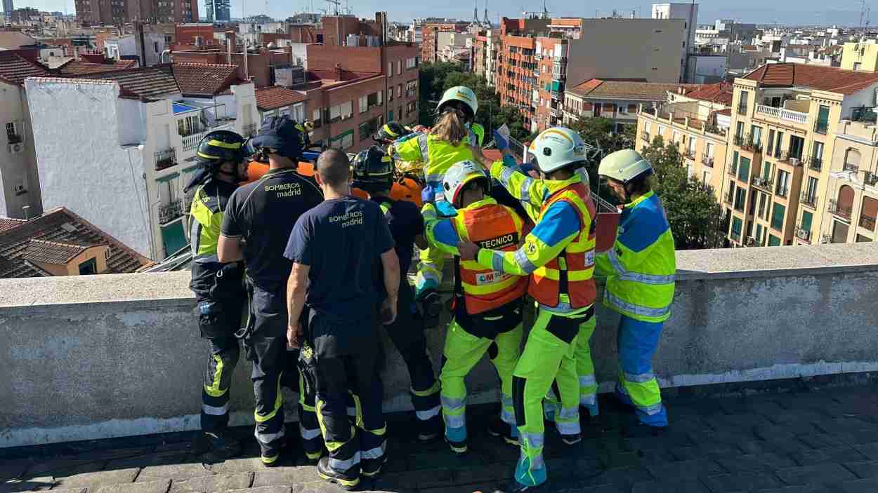Equipos de emergencia rescatando a un trabajador que ha sufrido un accidente laboral. EP.