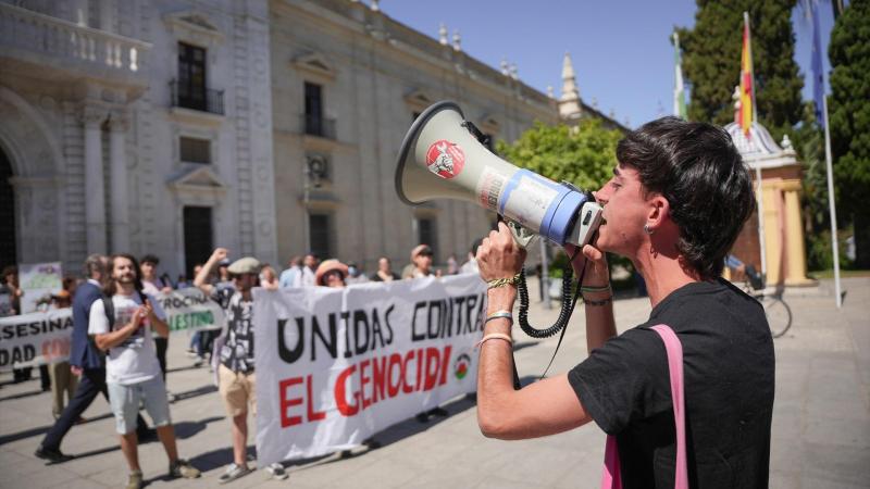 Estudiantes ante la fachada del rectorado de la Universidad de Sevilla se manifiestan en apoyo al pueblo palestino / EP
