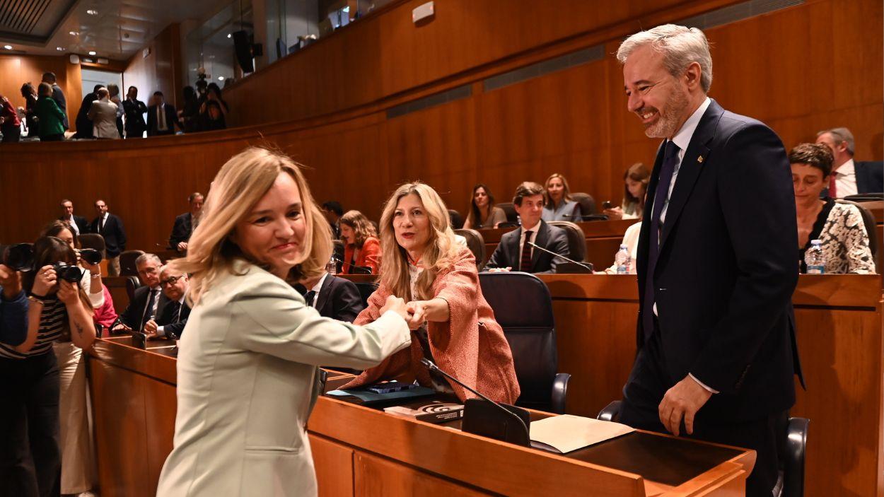 l presidente del Gobierno de Aragón en funciones, Jorge Azcón, saluda a la secretaria general del PSOE Aragón, Pilar Alegría, en el Pleno de las Cortes de Aragón. EP