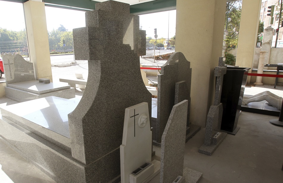 Marmolería próxima al cementerio de La Almudena, en Madrid, dedicada a la fabricación de lápidas e imágenes.