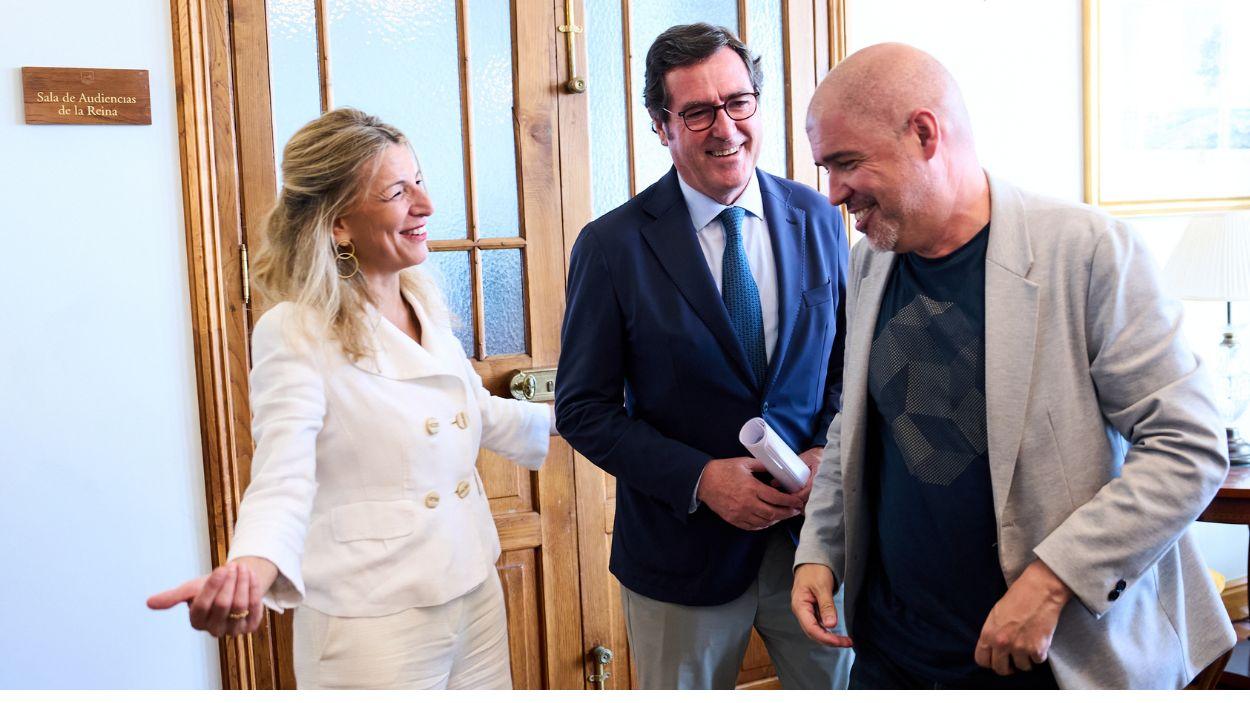 Imagen antigua de  la vicepresidenta segunda y ministra de Trabajo, Yolanda Díaz; el presidente de la CEOE, Antonio Garamendi; y el secretario general de CCOO, Unai Sordo, a su llegada al seminari