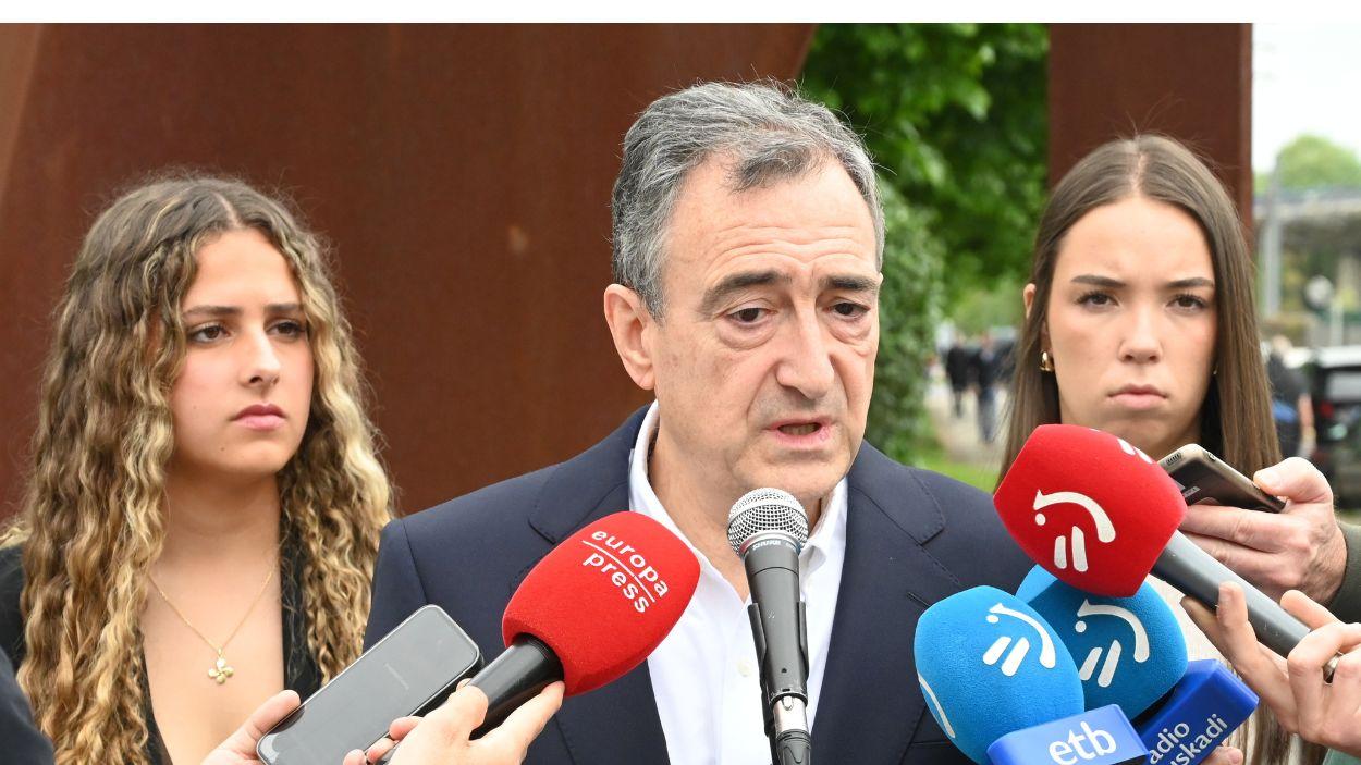 El presidente del Euzkadi Buru Batzar, Aitor Esteban, ofrece declaraciones a los medios desde Guernika. EP.