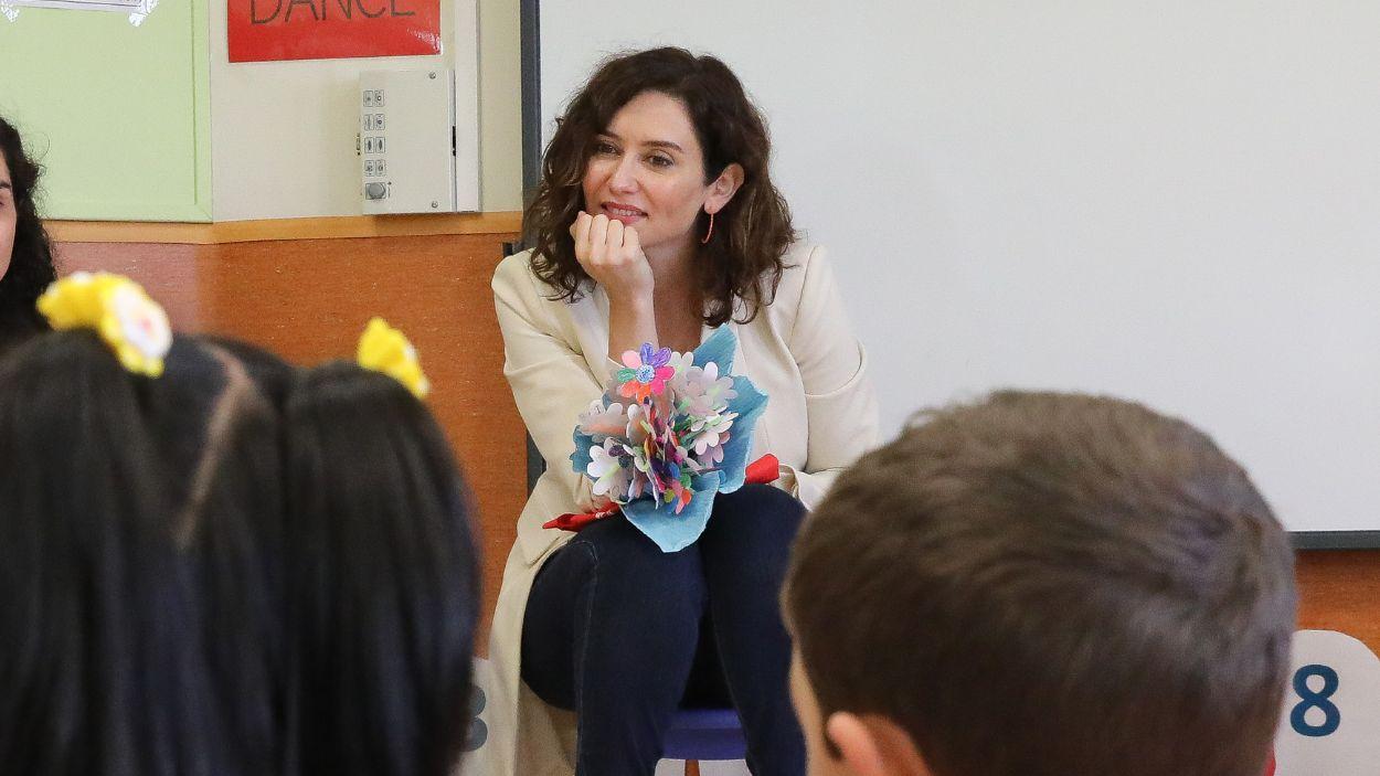 La presidenta de la Comunidad de Madrid, Isabel Díaz Ayuso, en una visita al colegio bilingüe San Agustín Los Negrales de Guadarrama. EP.