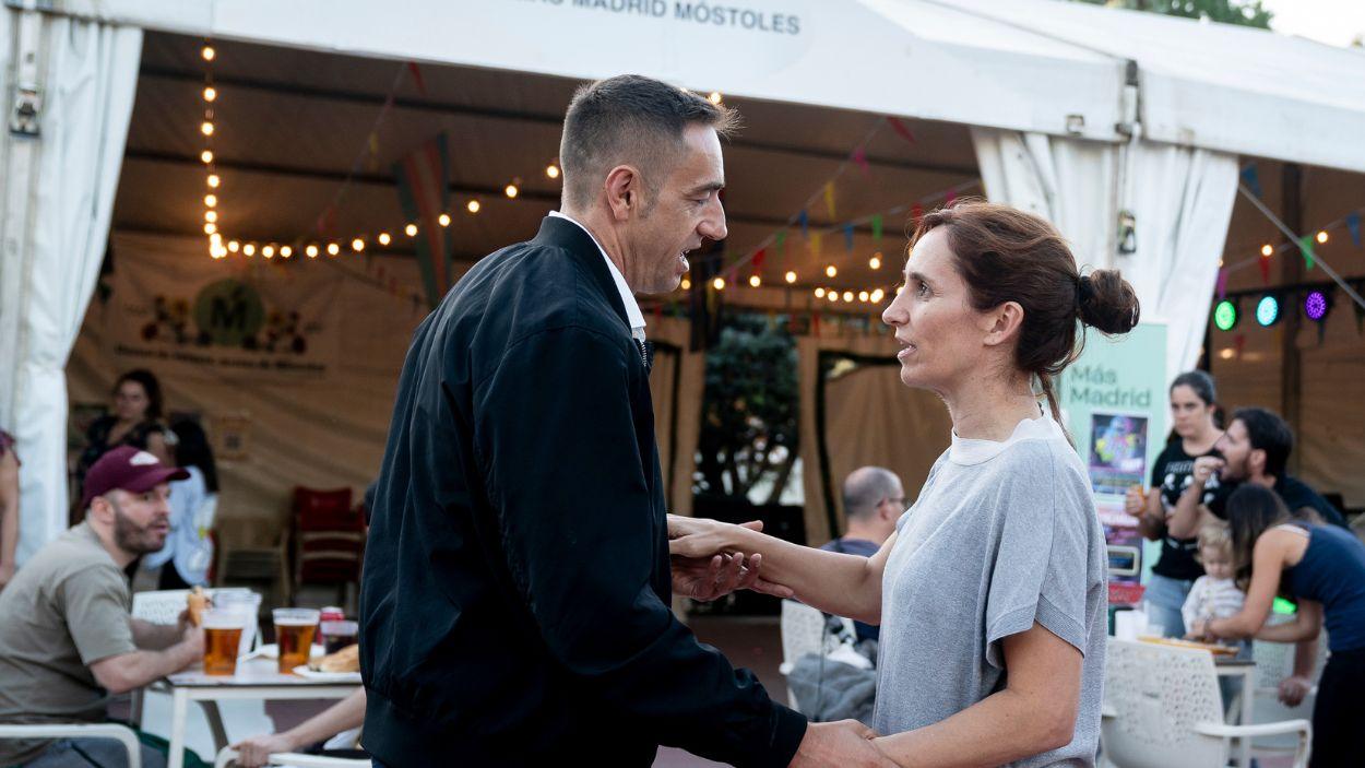 La ministra de Sanidad, Mónica García y el diputado de Más Madrid, Emilio Delgado visitan la caseta de Más Madrid en las fiestas de Móstoles, a 13 de septiembre de 2024. EP.