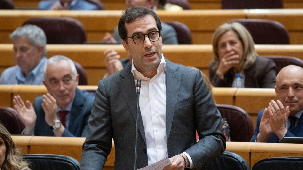 El vicepresidente primero y ministro de Economía, Comercio y Empresa, Carlos Cuerpo, interviene durante una sesión de control al Gobierno, en el Senado. EP.