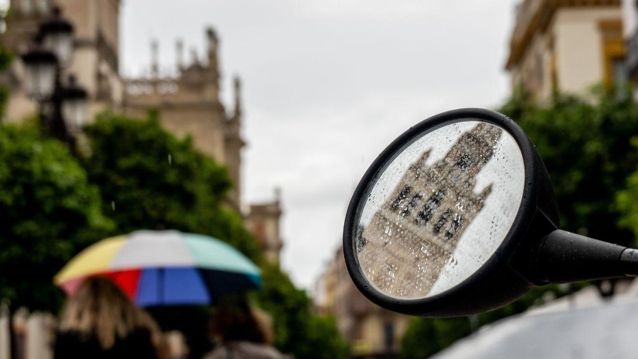 Un espejo de motocicleta empañado y mojado por el paso de una borrasca en Sevilla en abril de 2026. EP.