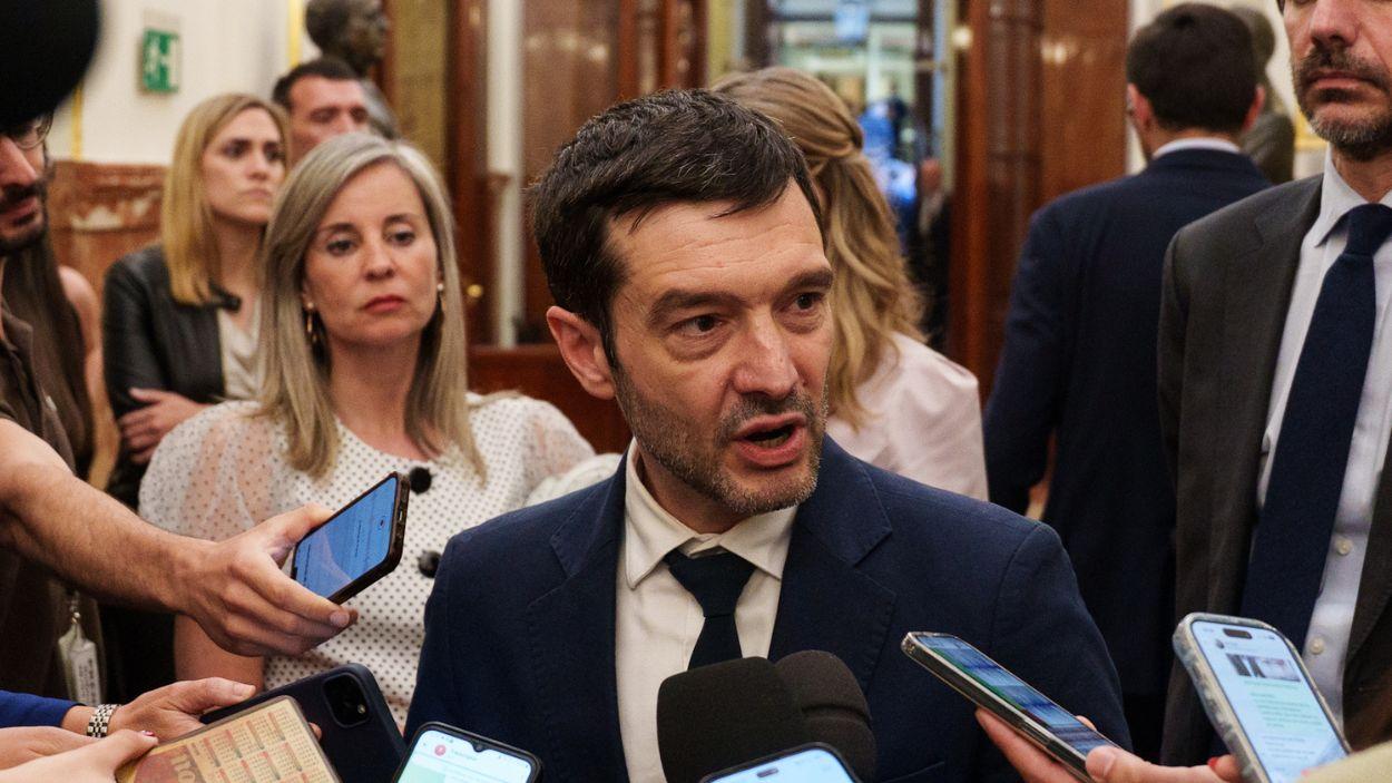 El ministro de Derechos Sociales, Consumo y Agenda 2030, Pablo Bustinduy, en los pasillos del Congreso de los Diputados. EP